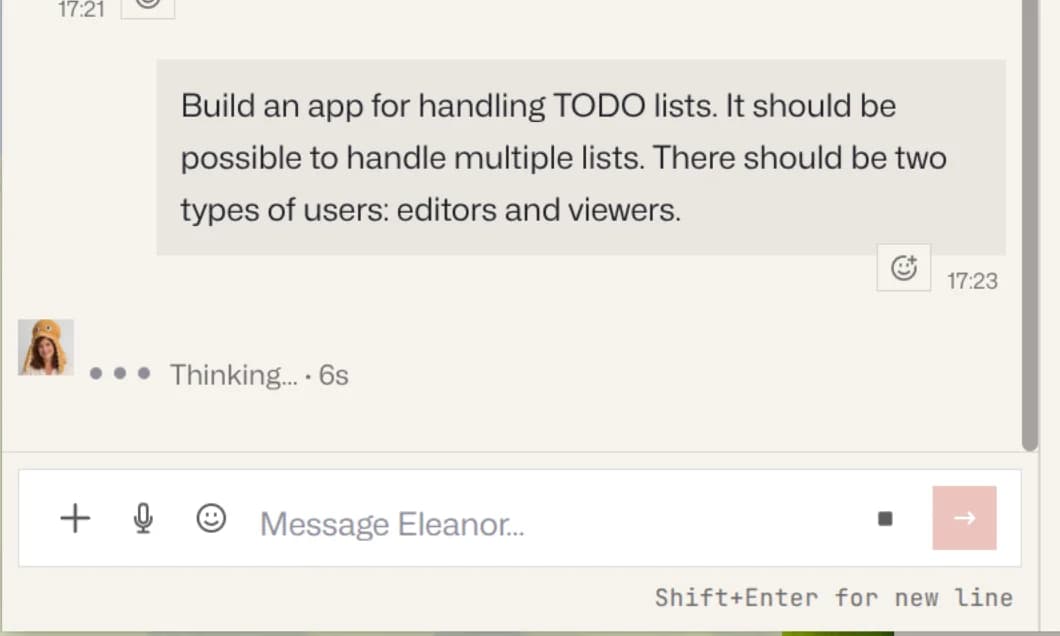 Eleanors Chat. Die Nachricht lautet: "Build an app for handling TODO lists. It should be possible to handle multiple lists. There should be two types of users: editors and viewers." Eleanor denkt nach.