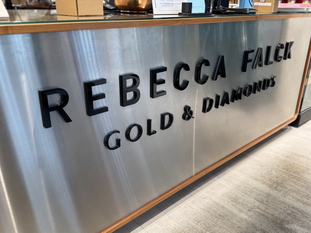 Die Ladentheke mit dem Schriftzug Rebecca Falck Gold & Diamonds
